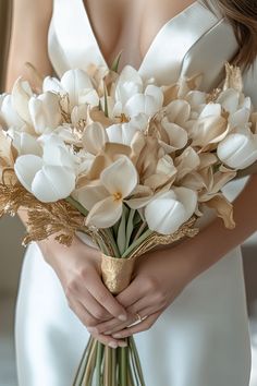 70+ Stunning Tulip Wedding Bouquets That Steal the Spotlight 🌷