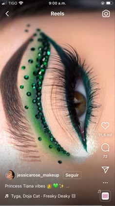 Medusa Color Palette, Medusa Inspired Makeup, Snake Eyeshadow, Snake Eye Makeup Look, Tinkerbell Inspired Makeup, Medusa Make Up Ideas, Medusa Makeup Ideas Simple, Green Eye Makeup Halloween, Madussa Costume Makeup