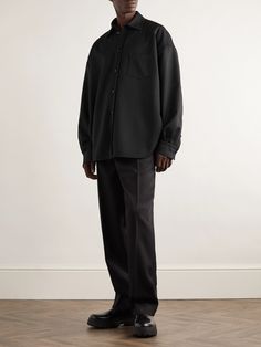 There's a symbiotic beauty and wearability to Bottega Veneta's AW24 collection. Tailored from wool-twill, this shirt has a loose, oversized fit with dropped shoulders and curved sleeves. Style it untucked and open over a tee or rollneck. Sleeves Style, Twill Shirt, Plain Shirts, Short Suit, Mr Porter, Lightweight Jacket, Oversized Fits, Bottega Veneta, Black Shirt