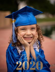 Graduation Pictures Kindergarten, Kindergarten Graduation Photo Ideas, Diy Kindergarten Graduation Pictures, Pre K Grad Photoshoot