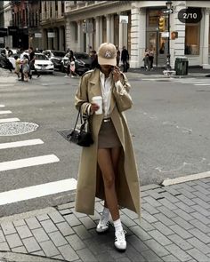 Trent Coat, Looks Adidas, Adidas Samba Outfit, Samba Outfit, Stile Hijab, Skirt Outfits Fall, Trench Coat Outfit, Mode Zara