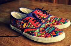 painted shoes Scribbles Art, Sharpie Shoes, Diy Sneakers, Painted Sneakers, Creative Shoes, Diy Vetement, Hand Painted Shoes, Into Art, Decorated Shoes