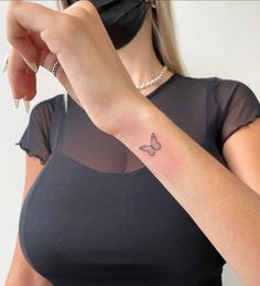 Butterfly Tattoos On Arm, Side Wrist Tattoos, Butterfly Wrist Tattoo, Tiny Tattoos For Women, Tato Minimal, Small Butterfly Tattoo, Butterfly Tattoos For Women, Small Pretty Tattoos, Petite Tattoos