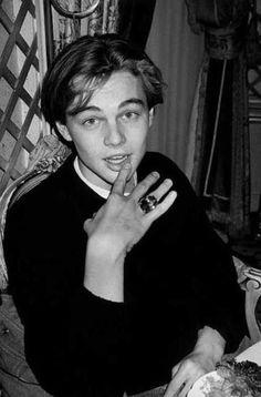 Leonardo Dicaprio 90s, Young Leonardo Dicaprio, Black And White Photo Wall, Black And White Picture Wall, Leo Dicaprio, كريستيانو رونالدو, The Perfect Guy, Black And White Aesthetic, Cindy Crawford