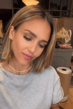 Jessica Alba Hair Short, Jessica Alba Bob, Short Balayage Hair, Expensive Blonde, Medium Length Haircut Men, Brunette Bob Haircut, Bronde Bob, Blonde To Brunette, Balayage Hair Bob