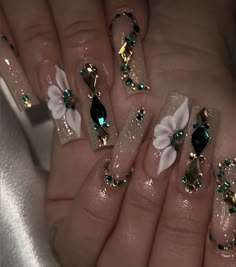 Nails Green Quince, Emerald Quinceanera Nails, Xv Nails Emerald Green, Emerald Green Quince Nail Ideas, Emerald Nails Quince, Emerald Green Coffin Acrylic Nails, Emerald Green 15 Nails, Forest Green Quince Nails, Emerald Green Nails And Gold