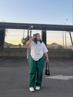 Mid Size Tshirt Outfit, Street Wear Aesthetic Plus Size, Street Wear Mid Size, Mid Size Outfits Streetwear, College Fits Plus Size, College Plus Size Outfits, Tomboy Femme Style Outfits Plus Size, Oversized Plus Size Outfits, Outfit Ideas For School Plus Size