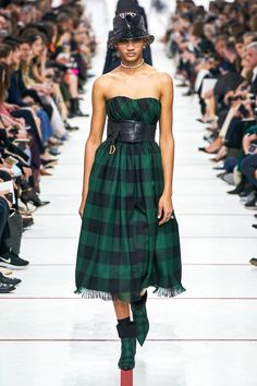 Christian Dior Fall 2019 Ready-to-Wear collection, runway looks, beauty, models, and reviews. Bp Outfits, Dior 2019, Ready Outfits, 2019 Runway, Dior Dress, Runway Outfits, Elegant Outfits