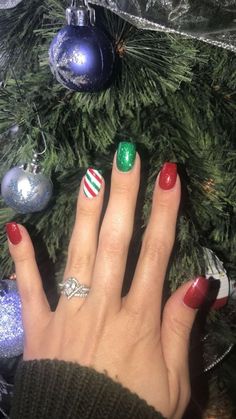 Non Acrylic Nail Ideas Christmas, Easy Holiday Gel Nails, Cute Short Christmas Nails Acrylic, Holiday Glitter Nail Designs, Dipping Powder Christmas Nails, Cute Nails Acrylic Short Christmas, Simple Christmas Nails No Design, Gelmoment Christmas Nails, Gel Nail Designs For Fall French Tip