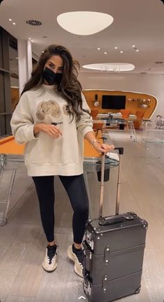 Airport Attire For Women, Hijab Travel Outfits Airport, Abaya Airport Look, Hijabi Airport Outfit, Elegant Airport Outfit, Saudi Girls Style, Kuwaiti Girl Outfit, Trendy Airport Outfits, Desi Airport Look