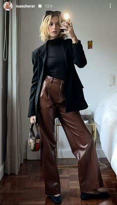 Brown Leather Jeans Outfit, Chocolate Brown Leather Pants Outfit, Brown Leather Pants Outfit Fall, Outfit Con Pantalon Cafe, Light Brown Leather Pants, Leather Pants Outfit Brown, Suede Pants Outfit, Leather Jeans Outfit, Brown Leather Trousers