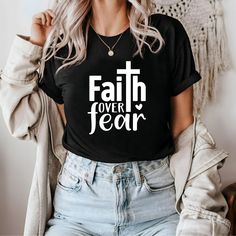 Faith Shirt / Faith Sweatshirt - Inspirierende christliche Mode Bring deinen Glauben stilvoll zum Ausdruck mit unserem Faith Shirts und Faith Sweatshirts. Jedes Design ist inspiriert von einem starken christlichen Glauben und ermutigt dich, den Weg des Vertrauens, der Hoffnung und der Zuversicht zu gehen - Faith over Fear. Unsere Shirts und Sweatshirts bestehen aus weichen, hochwertigen Materialien, die sowohl Komfort als auch Langlebigkeit bieten. Perfekt für den Alltag, Gottesdienste oder als Faith Shirts, Faith Sweatshirt, Christian Tshirt, Bible Verse Shirt, Faith Gifts, Christian Sweatshirt, Faith Shirt, Christian Apparel, Faith Over Fear