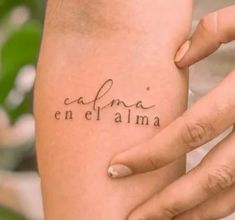 a woman's arm with the words la fema en el alma written on it