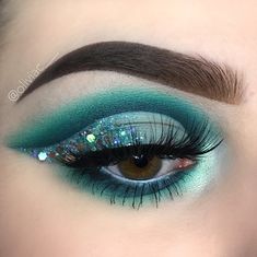 Teal Prom Makeup, Teal Eyeshadow Looks, Makeup For Droopy Eyelids, Turquoise Eye Makeup, Hair Makeup Looks, Peacock Makeup, Turquoise Eyeshadow, Teal Eyeshadow