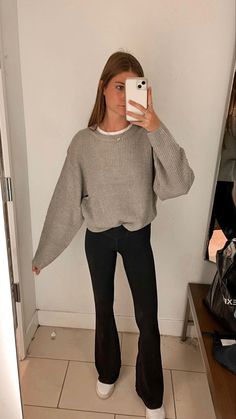 Cute Outfits With Yoga Pants Fall, Flare Pants Sweater Outfit, Flared Leggings Outfit Dressy, Flared Leggings With Sweater, T Shirt And Flare Leggings Outfit, Casual Black Flare Pants Outfit, Flare Lounge Pants Outfit, Flare Leg Leggings Outfit, Purple Flare Leggings Outfit