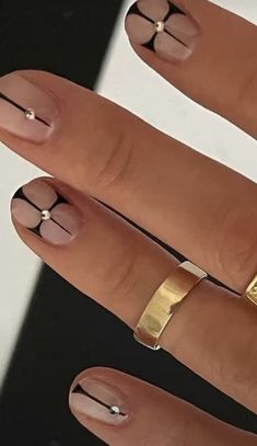 Edgy Nails Grunge Short, Nail Ideas Grunge, Shirt Nail Ideas, Cool Black Nails, Minimal Nails Design, Tooth Jewel, Planet Caravan, Nail Art Aesthetic, Simi Haze