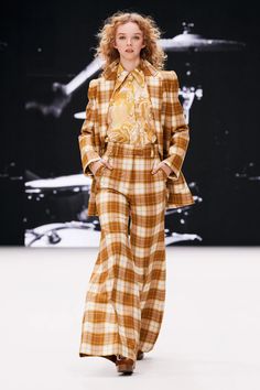 Zimmermann Fall 2021 Ready-to-Wear collection, runway looks, beauty, models, and reviews. Runway Magazine, Fabulous Clothes, Harper's Bazaar, Fashion Face, Get Dressed, New York Fashion, Tom Ford, Fashion Show, Fashion Beauty