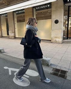 Gray Pants Outfit Winter, New Balance 530 Street Style, Winter Mom Outfits, Casual Chic Style Winter, Old Money Winter, Old Money Fashion, Chique Outfit, New Balance Outfit, Money Fashion