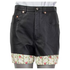 100% authentic Gucci shorts in black leather (100%) with floral printed trim in off-white, pink and green cotton (100%). Feature belt loops, three slit pockets on the front and two at the back. Open with button and a zipper on the front. Lined in cotton (100%). Has been worn and is in excellent condition. Measurements Tag Size 42 Size M Waist From 70cm (27.3in) Hips From 90cm (35.1in) Length 42cm (16.4in) All our listings include only the listed item unless otherwise specified in the description Gucci Shorts, Gucci Floral, Leather Floral, Gucci Leather, Shorts Pants, Gucci Black, Shorts Black, Green Cotton, Floral Printed