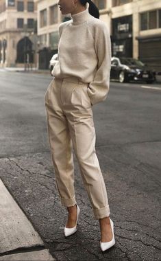 street style Minimal Stil, Minimalist Moda, Highlights Lowlights, Beige Outfit, Scandinavian Fashion, Beige Pants, Graduation Dresses, Sewing Lessons, Mode Inspo