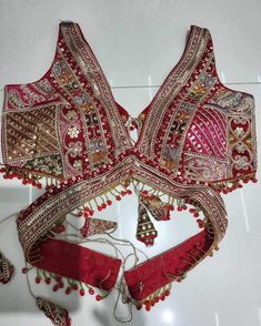 Sabyasachi Blouse Back, Choli Blouse Pattern, Back Side Blouse Design, Latest Blouse Ideas, Sabyasachi Blouse Designs, Blouse Back Designs Latest, Sabyasachi Blouse, Blouse Aesthetic