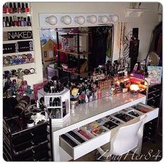 What a makeup collection! :) Rangement Makeup, Penyimpanan Makeup, Makeup Collection Goals, Makeup Vanities, Alat Makeup, Makeup Area, Makeup Station, Makeup Desk, Vanity Room