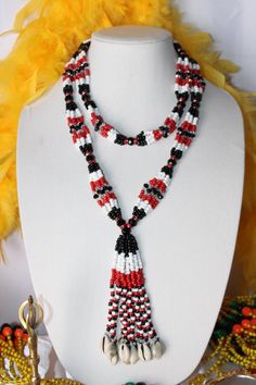 Collar hermoso hecho a mano. Se hacen pedidos especiales. Elegant Hand-strung Necklace For Festivals, Lariat Necklace With Large Beads For Gift, Necklace Etsy, Beading, Jewelry Bracelets, Etsy Accessories, Beaded Bracelets, Accessory Gift, Gift Card