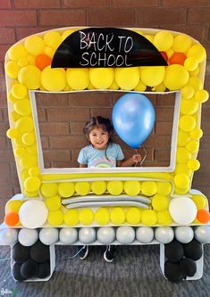 School Bus Back To School Pictures, Back To School Bash Decorations, Back To School Diy Decorations, School Bus Decoration Ideas, Selfie Stand Ideas For School, Back To School Balloon Decor, School Balloon Decor, School Bus Decorations, Back To School Decoration Ideas