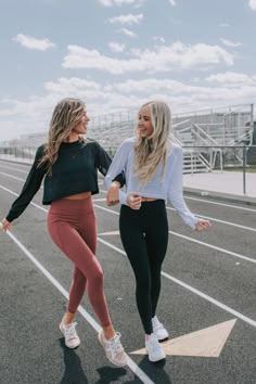 Matching Athletic Outfits, Outfits Leggins, Bff Poses, Sisters Photoshoot, Best Friend Poses, Best Friend Photoshoot, Friend Pics, Bff Photoshoot, Best Friend Photos