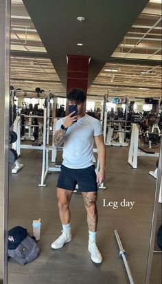 Converse Gym Outfit, Men Gym Outfit, Gym Outfit Ideas, Gym Ootd, Different Photos, Gym Boy, Outfit Gym, Gym Guys