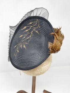 Black disc style fascinator decorated with natural feathers, painted with golden leaves and a short veil. This beautiful hat is perfect for special occasions, especially weddings! The design can be totally customized to taste. We have various colours of the fascinator as well as a wide variety of naturally preserved flowers, leaves and feathers. If you don't see your ideal fascinator in the options you can send us a private message on Etsy. We will be more than happy to personalize the colour of Elegant Feathered Fascinator For Vintage Events, Elegant Feather Fascinator For Vintage Events, Elegant Fascinator For Vintage Events, Elegant Short Brim Fascinator For Vintage Events, Fitted Evening Top Hat With Feathers, Elegant Hat-style Fascinator For Vintage Events, Black Pinched Crown Headpiece For Kentucky Derby, Elegant Hat With Pinched Crown For Vintage Events, Elegant Feathered Headpiece For Vintage Events