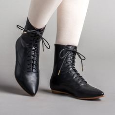 Medieval Shoes, American Duchess, Spring Heels, Leather Boots Black, Historical Dresses, Black American, Historical Fashion, Black Leather Boots, Fashion History