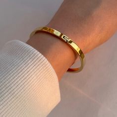 The bracelet is made of stainless steel. It features a contemporary design and will complement any outfit beautifully. Material: Stainless steel. Finish: 18k Gold Plated/Rhodium plated. Width: 4mm. Inner circumference: 16.8 cm. Inside measurement : 6cm*5cm. 🔸more from us🔸 https://www.etsy.com/shop/DoraJewelryAccessory Oval Bangle, Bracelet Stacks, Dresses Traditional, Bracelet Minimalist, Bracelet Simple, Indian Dresses Traditional, Bracelet Dainty, Simple Bracelets, Minimalist Bracelet