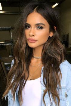 Quem não gosta de um cabelão, né? A gente adora! Principalmente se for brilhante e hidratadíssimo. Dark Brown And Carmel Hair, Natural Hair Color Ideas For Brunettes, Brunette Balayage Hair Straight, Minimal Highlights, Carmel Highlights, Themes Wedding, Colors Wedding