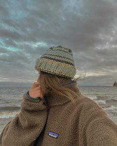 Outdoor Outfit Winter, Granola Girl Winter, Winter Ocean, Slow Moments, Nature Outfits, Winter Capsule Wardrobe, Best Photo Poses