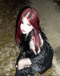 grimzz Black And Red Skunk Hair, Red And Black Raccoon Hair, Emo Aesthetic Hair, Brown Hair With Red Ombre, Goth Colored Hair, Skunk Red Hair, Skunk Hair Ideas, Red And Black Skunk Hair, Skunk Hair Red