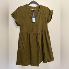 Pretty Olive Color Cotton V-neck Mini Dress, Green Relaxed Fit Mini Dress, Casual Olive Cotton Dress, Cotton V-neck Mini Dress With Relaxed Fit, Green Casual Sundress With Short Sleeves, Cotton Mini Dress With V-neck In Relaxed Fit, Cotton Mini Dress With Relaxed Fit And V-neck, Relaxed Fit Cotton Mini Dress With V-neck, Casual Olive Dress For Day Out