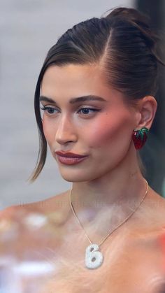 #hailey #haileybieber #haileybieberstyle #haileybaldwinstreetstyle #haileybieberoutfit #haileybiebernails #هايلي_بيبر Hailey Beiber Buns, Slicked Bun With Front Pieces, Hailey Bieber Hairstyle, Hailey Bieber Updo, Close Hairstyles, Hailey Bieber Hairstyles, Bubble Letter Necklace, Classy Hairstyles, Bubble Letter