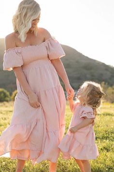 Mom And Me Photos, Daughter Picture, Long Tiered Dress, Photoshoot Dresses, Daughter Photography, Spring Family, Outfit Wedding Guest, Beach Family, Dream Wedding Ideas Dresses