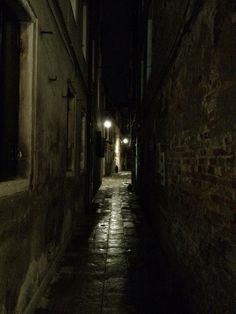 a dark alley way with no people on it