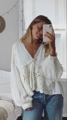 Cute White Blouse Outfits, White Boho Shirt Outfit, White Boho Top Outfit, Summer Outfits With Long Sleeves, Flowy Spring Outfits, White Flowy Shirt Outfit, White Flowy Top Outfit, Summer Flowy Tops, Cute Flowy Tops