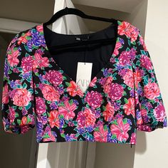 New With Tags! Adorable Cropped Floral Blouse Summer Floral Print Blouse For Night Out, Floral Print Cropped Top For Night Out, Spring Pink Crop Top Blouse, Multicolor Crop Top Blouse For Spring, Pink Crop Top Blouse For Spring, Pink Crop Top Blouse For Party, Cropped Top With Floral Print For Night Out, Padded Short Sleeve Crop Top For Spring, Cropped Floral Print Top For Night Out