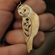 This pendant represents an owl in folk art style. The floral decoration is made of openwork. Completely made of brass and copper, it comes with an adjustable slipknot strap. Barn Owl Necklace, Clay Bird, Wood Carving For Beginners, Copper Jewellery, Bird Of Prey, Animal Pendant, Owl Gifts, Owl Earrings, Bird Gifts