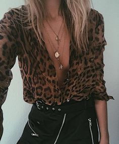 Je déteste le bas ! Mais la chemise est extra :) Trendy Party Outfits, Winter Party Outfit, Fest Outfits, Leopard Shirt, Pastel Outfit, Outfit Trends, Night Out Outfit