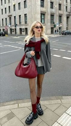 Milan Outfit Ideas Spring, Spring Red Outfit, Milan Fashion Week Street Style 2024, Paris Fashion Week 2024 Street Style, Outfitinspo Style, Stile Blair Waldorf, Adrette Outfits, Burgundy Outfit, Fest Outfits