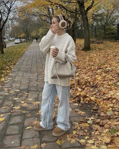 Outfit. Outfit Aesthetic. Everyday Outfit. Outfit Inspo. Casual Outfit. Outfit Ideas. Winter outfit. Cold. Ideas. Aesthetic. Casual. Trendy. Cute.Classy. Stylish. Comfy. Autumn. Outfit Ideas Winter Casual, Uggs Outfits, Outfit With Uggs, Cozy Fall Outfits