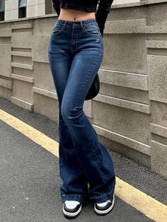 Retro Flare Jeans, Modeling Clothes, Gray Denim Pants, Vintage Jeans Style, I'm Broke, Jean Vintage, Bottom Jeans, Outfit Jeans, Stil Elegant