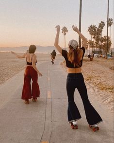 Vintage inspired film photo of Rosemary Retro and best friend roller skating in bell bottoms during the sunset at Venice beach, Los Angeles, California. 1970s / 1960s hippie / boho inspired aesthetic Venice Beach Roller Skating, Roller Skating Vintage, Quad Skates Aesthetic, Rollerblade Aesthetic, Retro Roller Skates Aesthetic, 90s California Aesthetic, Summer Roller Skating, Venice Beach Outfit