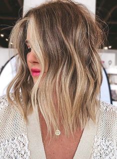 Gorgeous Medium Waves Haircuts for Women in Year 2020 Brown Hair Green Eyes Highlights, Woman Medium Haircut, Fall 2022 Hair Color Trends For Women, Medium Cuts For Women, Mid Hair Cuts For Women, 2022 Fall Hair Trends For Women, Women’s Haircuts, Popular Hair Cuts, Medium Length Haircut Women