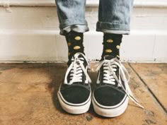 Pinterest: samingram3 ☆ 1990 Style, Vans Outfit, Old Skool Black, Estilo Indie, Sock Outfits, Vans High Top Sneaker, Shoes Socks, Moda Vintage, Classic Shoes